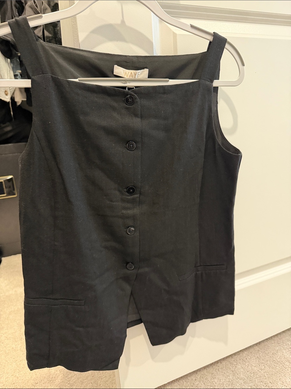 Wayf Black Button-Front Sleeveless top